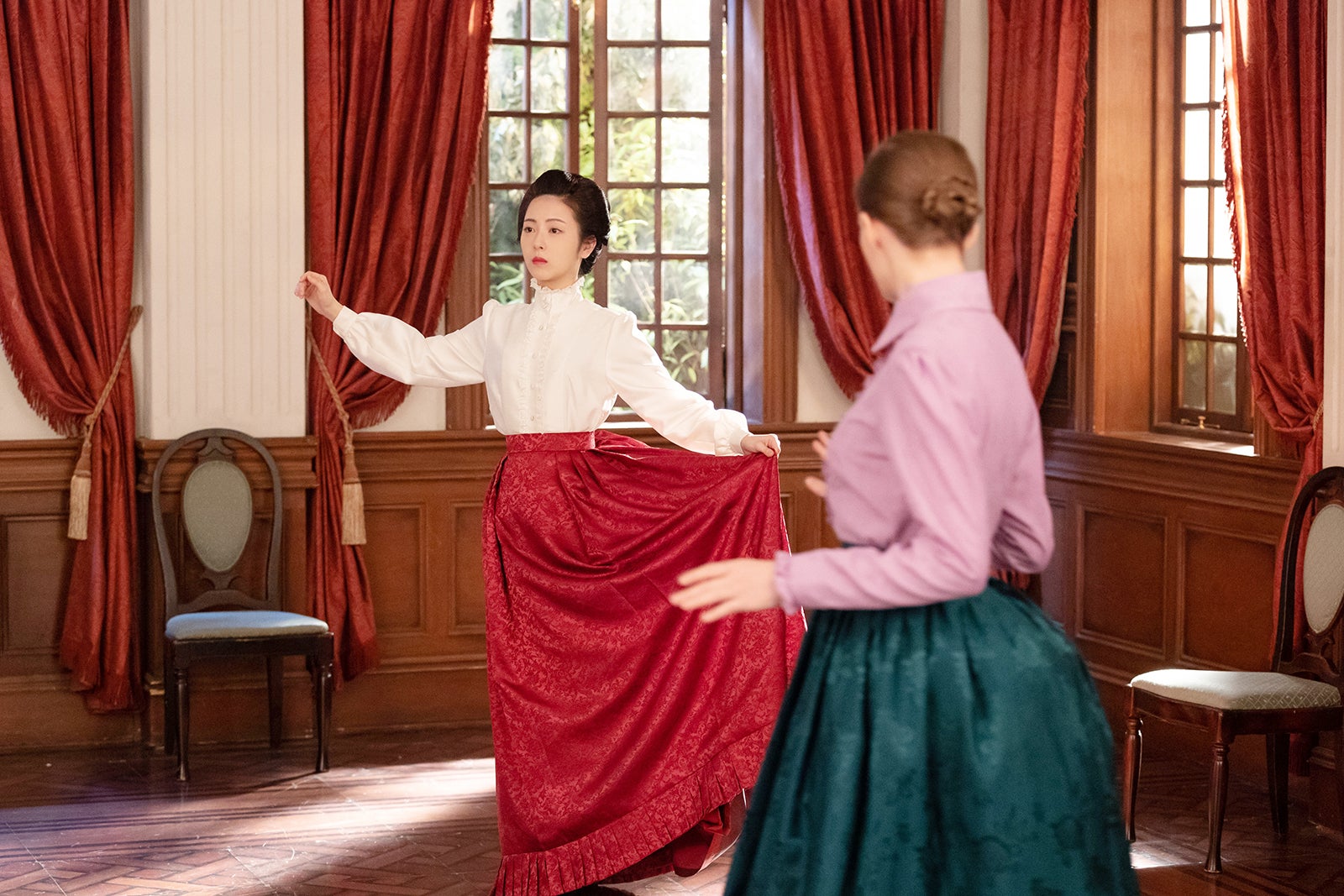 浜辺美波、アナンダ・ジェイコブズ（C）NHK