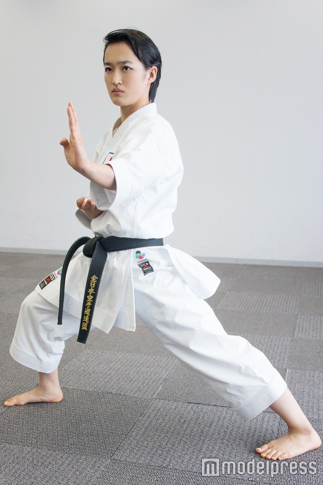 撮影の際に形の披露も（C）モデルプレス