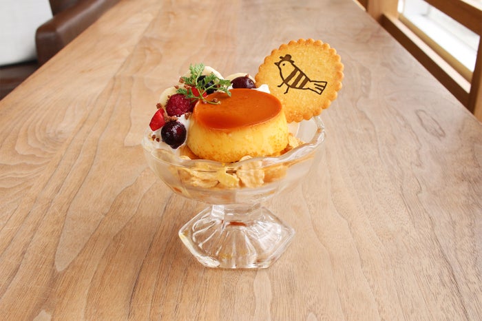 『漁師の愛人』(文春文庫)収録プリン三部作(「少年とプリン」、「老人 とアイロン」、「ア・ラ・モード」)からイメージした新メニュー/画像提供:エイトブランディングデザイン