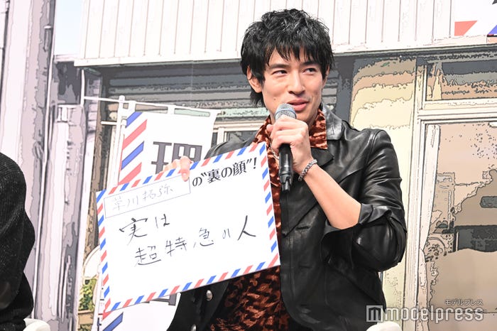 草川拓弥のことを「実は超特急の人」と紹介する中島歩(C)モデルプレス