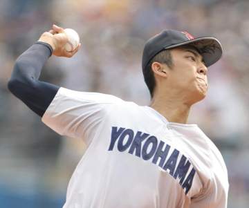 横浜 織田翔希にアクシデントか 五回表の投球練習中に右足がつったような仕草 ベンチへ戻るも治療経て再びマウンドへ