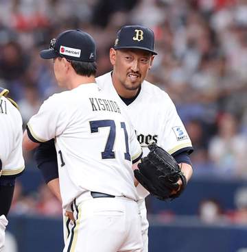 オリックス・平野佳寿の引退セレモニー 恩師・岡田彰布氏の登場に客席どよめく
