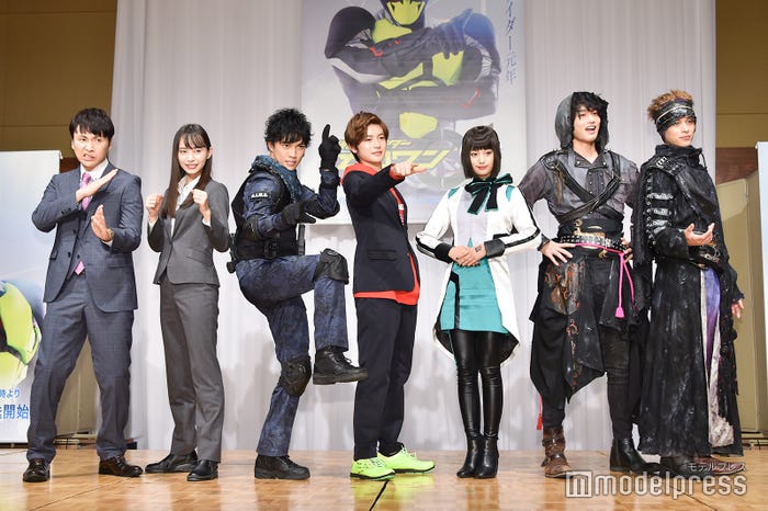 自由にポーズをとるキャスト陣/児嶋一哉、井桁弘恵、岡田龍太郎、高橋文哉、鶴嶋乃愛、中川大輔、砂川脩弥 (C)モデルプレス