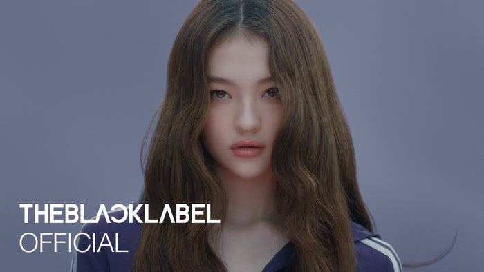 BLACKPINKプロデューサー新グループ、日本でも話題になったエルラ・グロスがメンバー入り 15歳に成長した姿で圧倒＜MEOVV＞