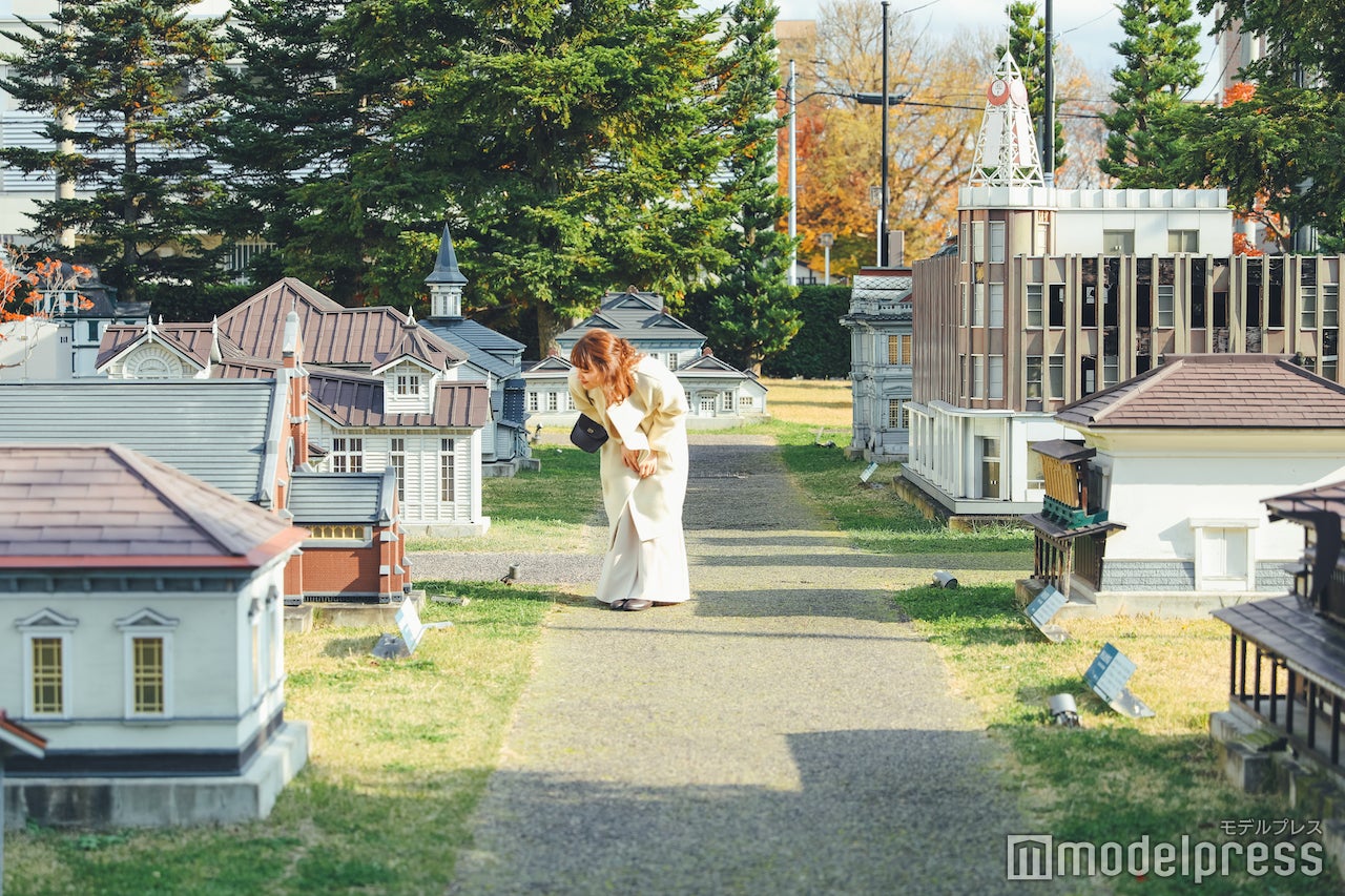 庭に出ると弘前の有名建造物のミニチュアが立ち並んでいます （C）モデルプレス