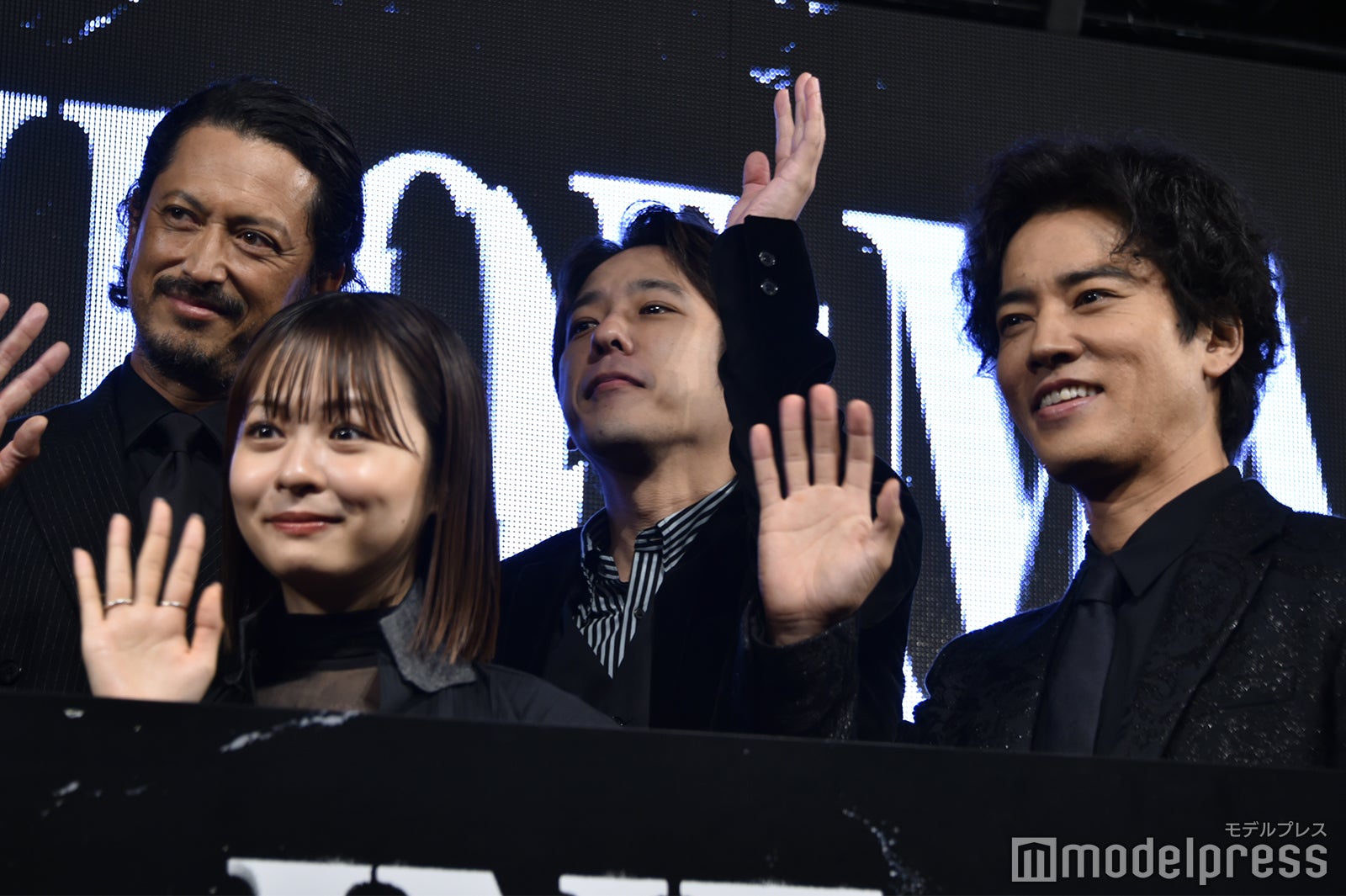 （後列左から）池内博之、一生懸命背伸びをする二宮和也（前列左から）莉子、桐谷健太（C）モデルプレス