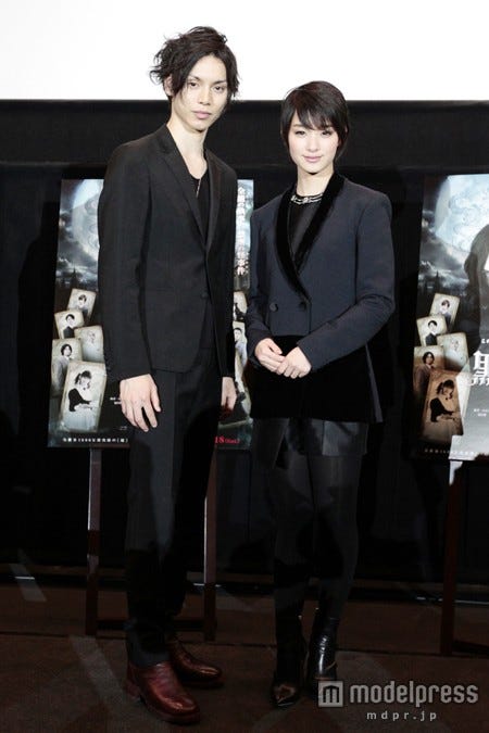 水嶋ヒロ(左)と剛力彩芽(右)