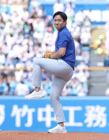 元日本ハム・斎藤佑樹氏が神宮でさわやか始球式「今も僕にとって聖地」 清宮幸相手に速球披露で場内どよめき 早実、早大時代に活躍