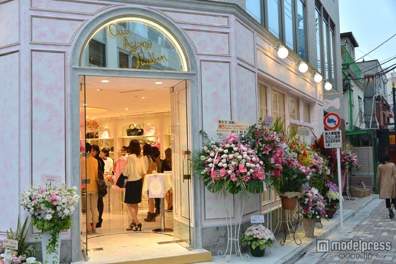 壁紙がピンクで上品な外観