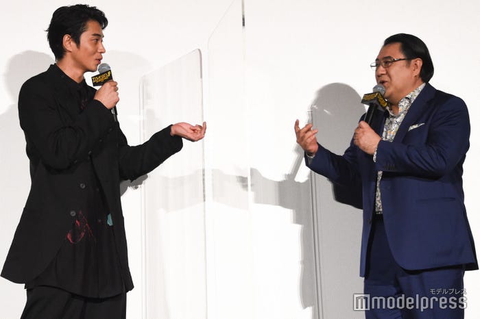 思い出話で盛り上がる東出昌大、小手伸也 (C)モデルプレス