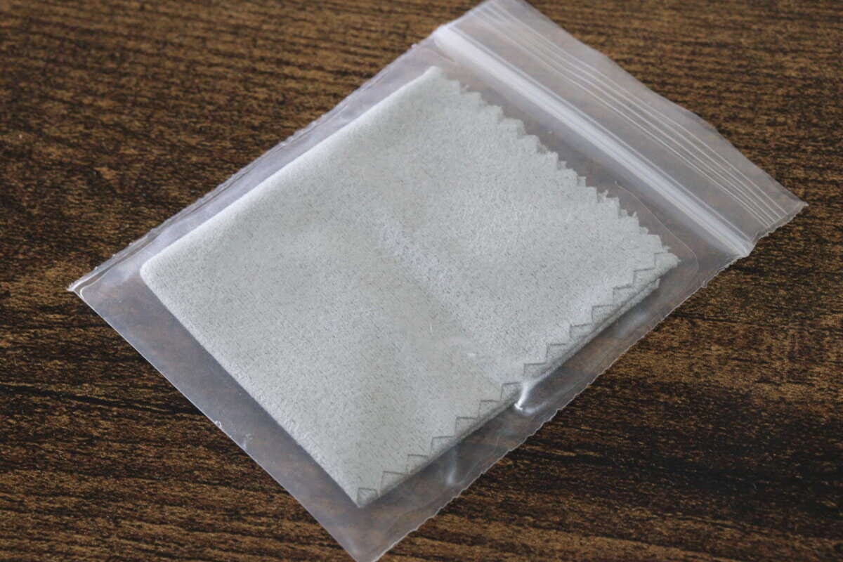 ダイソー　メガネ拭きクロス（くもり止め）　保存袋付き