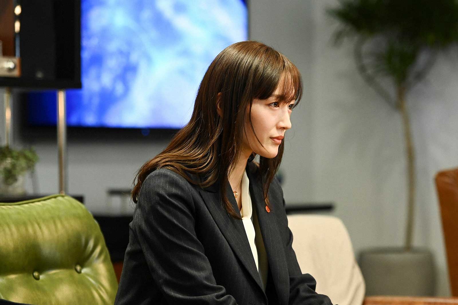 綾瀬はるか「天国と地獄 ～サイコな2人～」第8話より（C）TBS