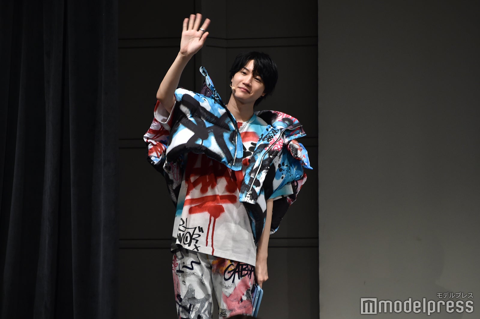 ファンに手を振る桜田通（C）モデルプレス