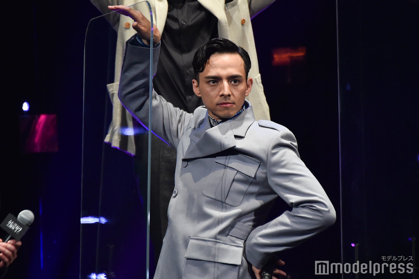 ポーズを決める満島真之介 （C）モデルプレス