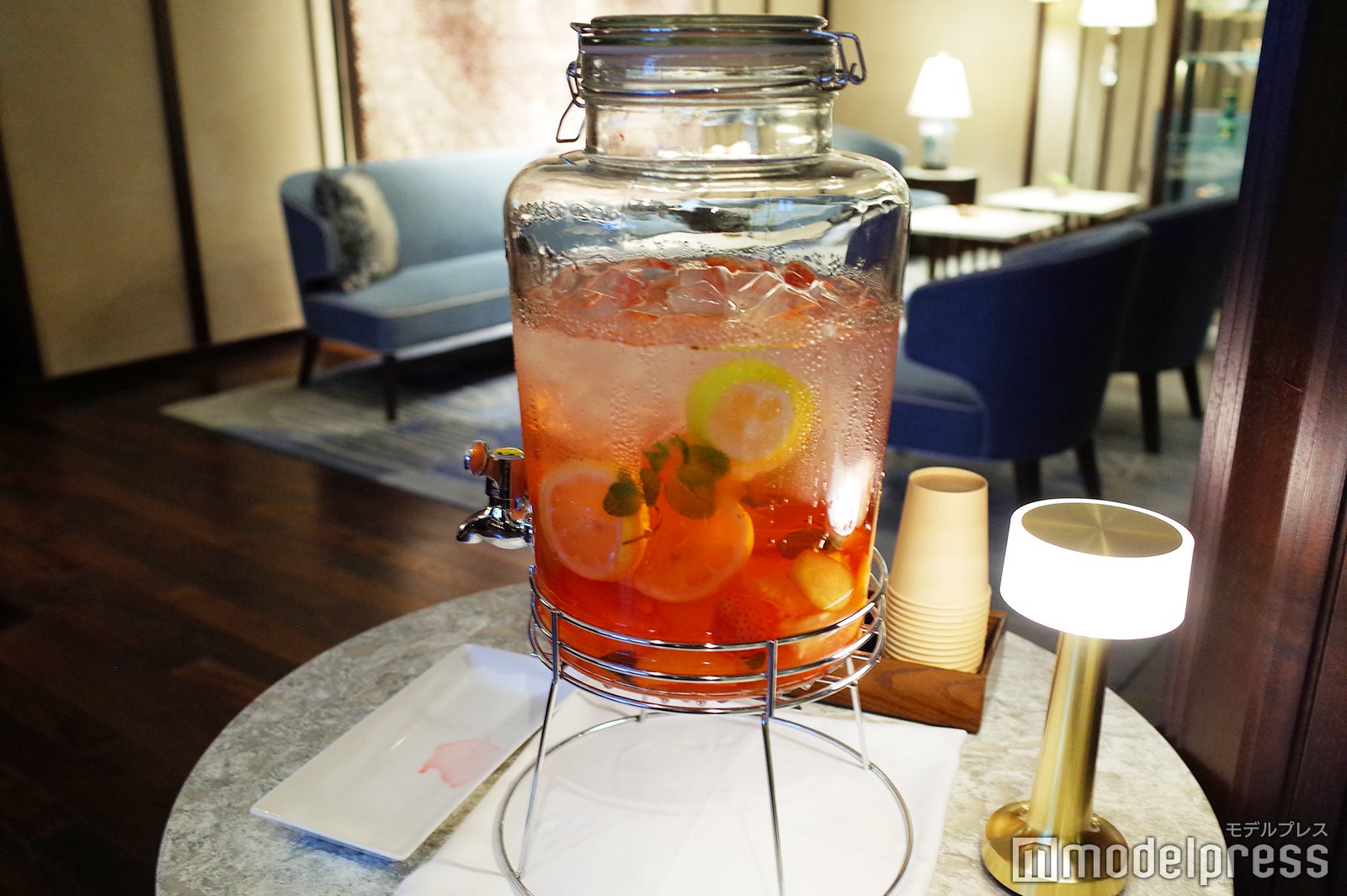 カウンター前には、日替わりのウォーターボトルも（C）モデルプレス