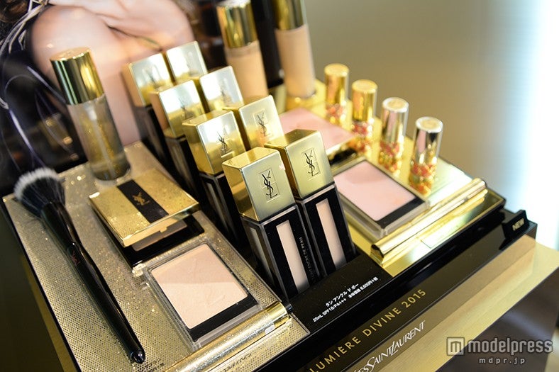 神肌へ導くメイクアイテムが並ぶ