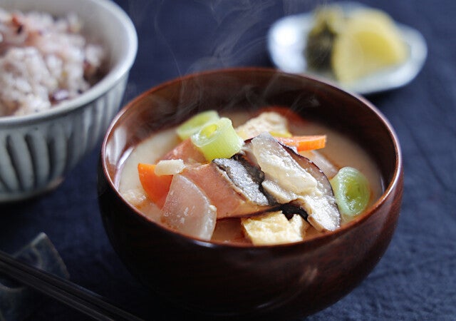 発酵パワーで冷え対策！寒い冬にじんわり温まる「基本の鮭と根菜の粕汁」簡単レシピ