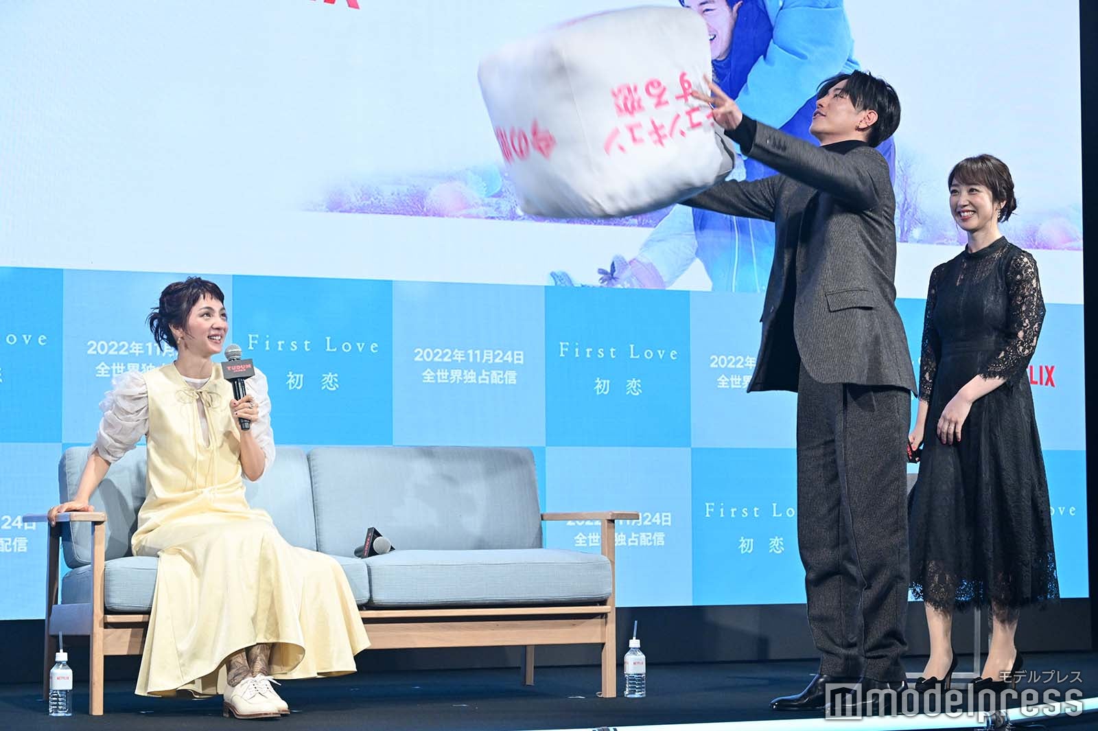 サイコロを回す佐藤健とそれを見守る満島ひかり （C）モデルプレス