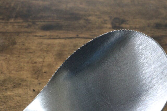 セリア カットして取り分けられるスプーン セリアのカットして取り分けられるスプーンのギザ加工