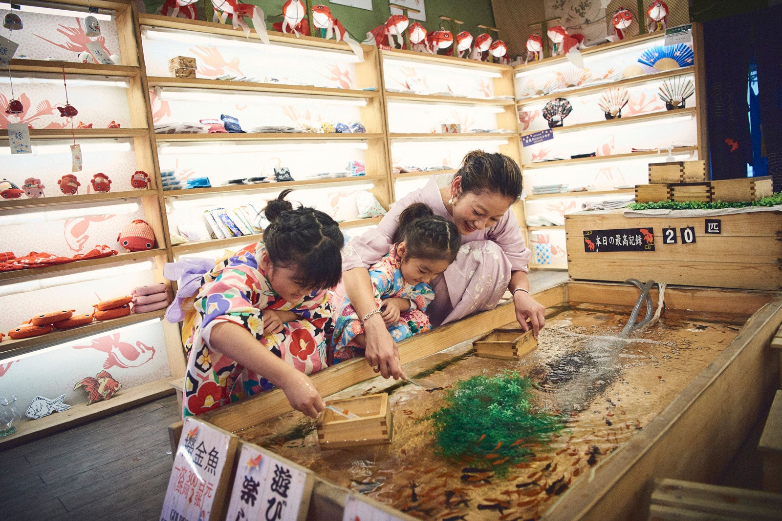 西山茉希、2人の愛娘と表紙登場　着物で浅草散策