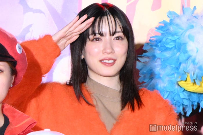 敬礼ポーズをする永野芽郁(C)モデルプレス