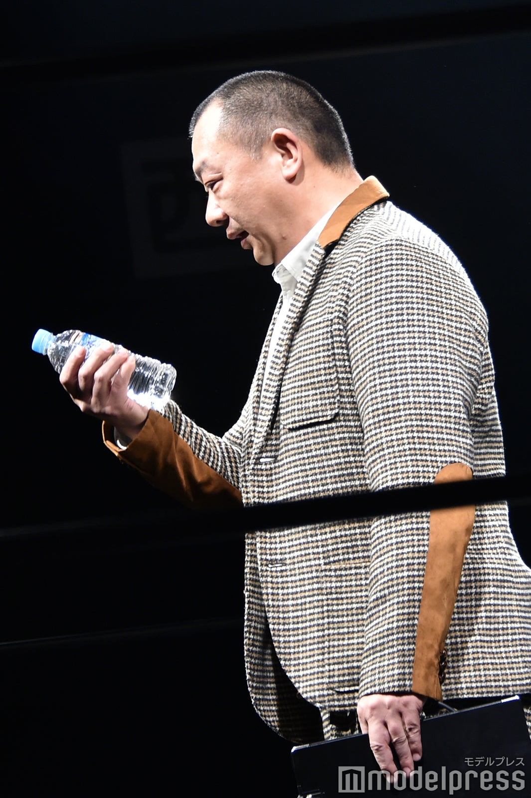 マイクとペットボトルを間違えるTKO木下 （C）モデルプレス