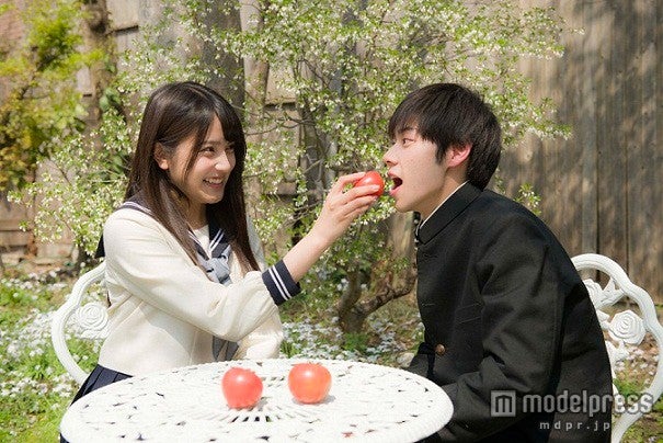 入山杏奈（左）