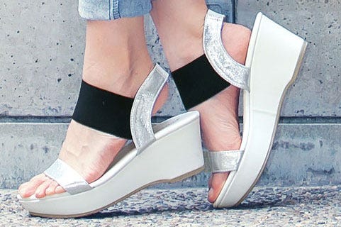 ゴムバンドウェッジサンダルシューズ「神戸レタス」2790円(税込)