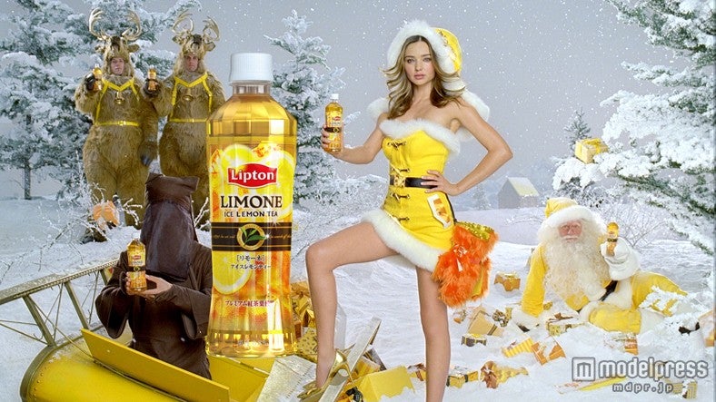 セクシーサンタ姿で美脚を披露するミランダ・カー／新CM「リプトン リモーネ ミランダ・カー キラキラサンタ篇」より