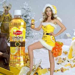 セクシーサンタ姿で美脚を披露するミランダ・カー/新CM「リプトン リモーネ ミランダ・カー キラキラサンタ篇」より