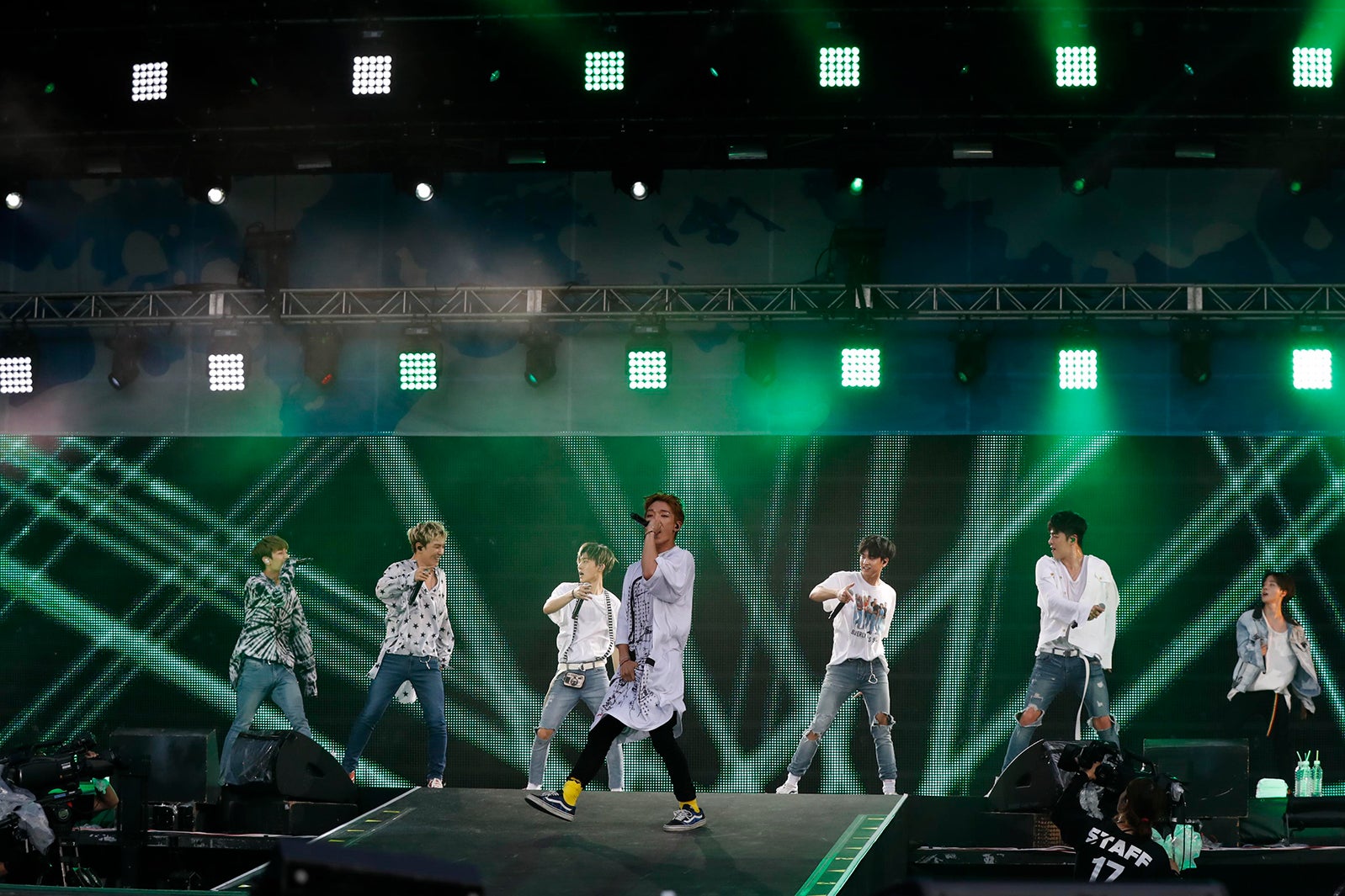 iKON（画像提供：avex）