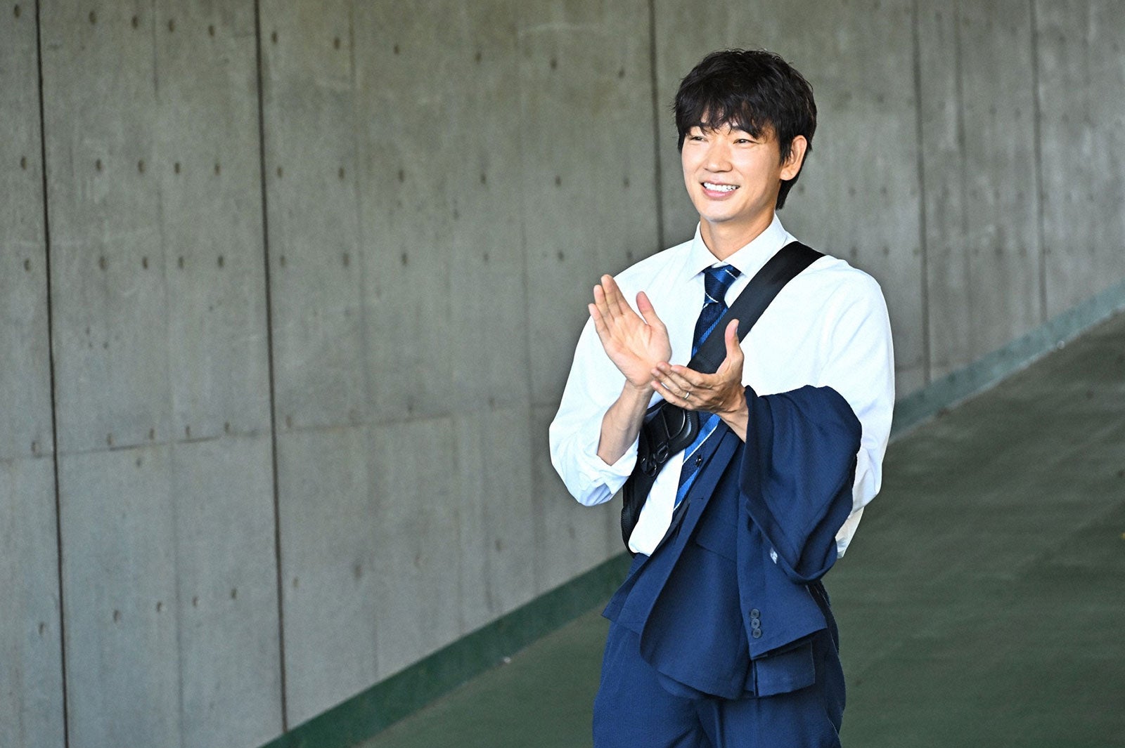 綾野剛／「オールドルーキー」第7話より（C）TBS