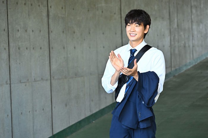 綾野剛/「オールドルーキー」第7話より(C)TBS