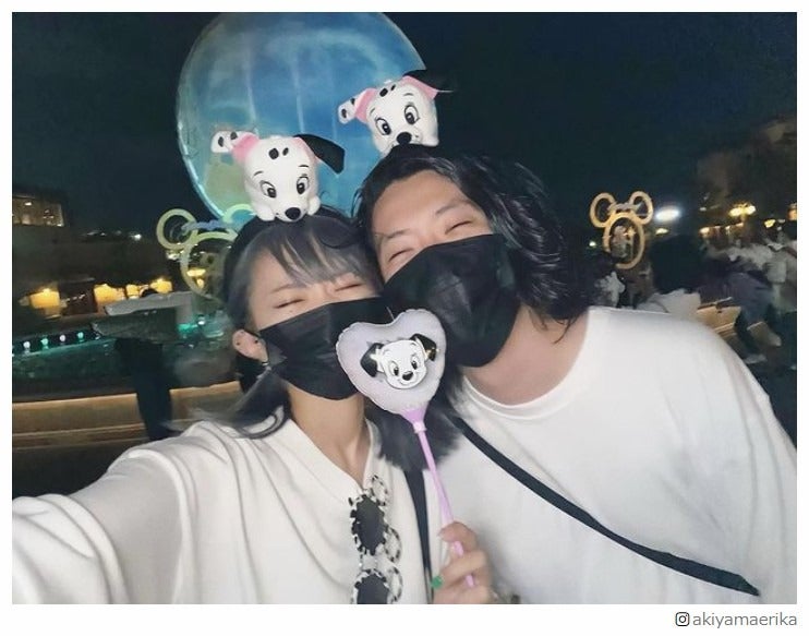秋山衣梨佳、夫・粗品との“お揃いディズニー”ショットで結婚1年記念報告「めちゃくちゃ幸せそう」「憧れの夫婦」の声