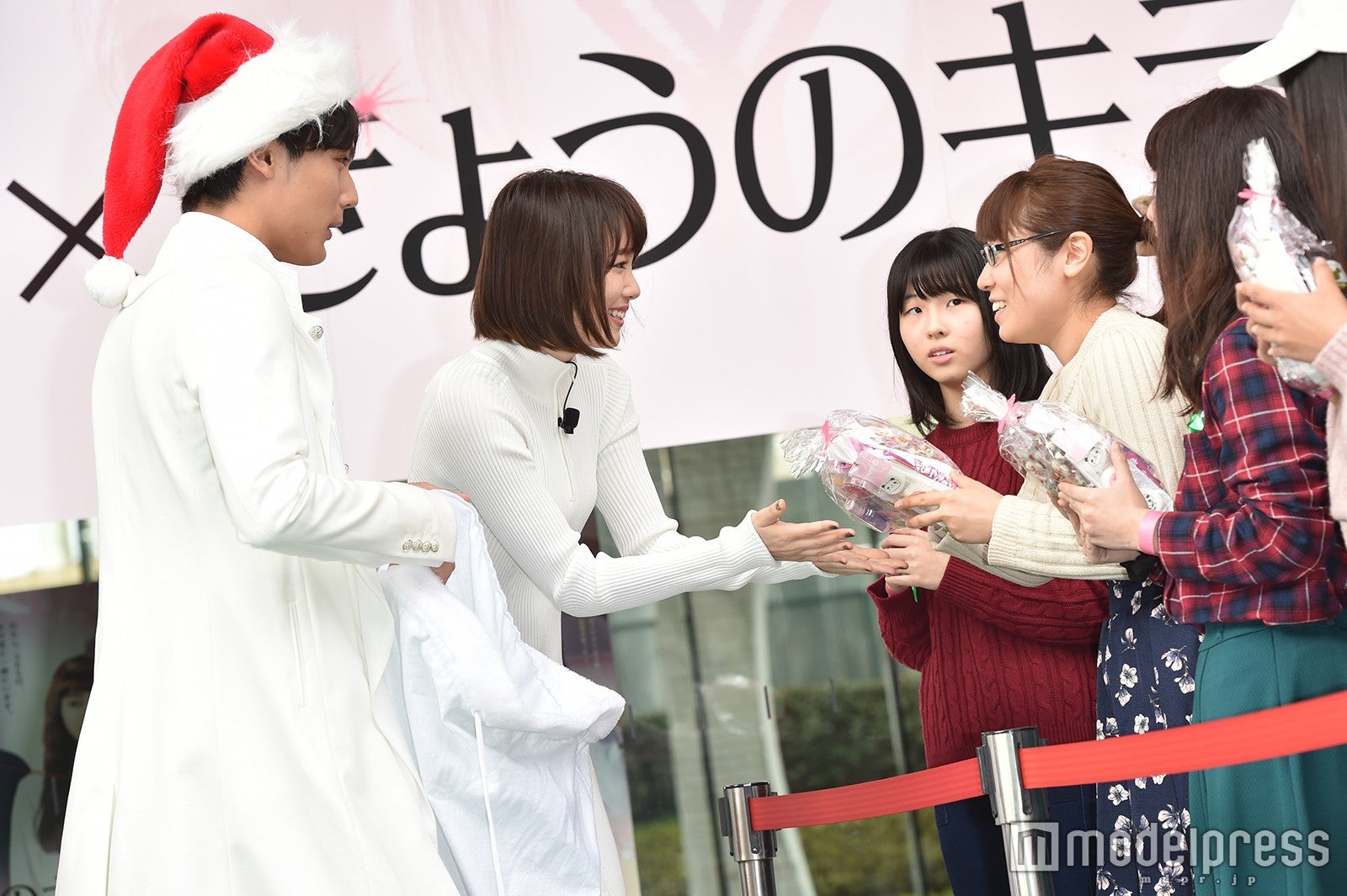 ファンへクリスマスプレゼント （C）モデルプレス