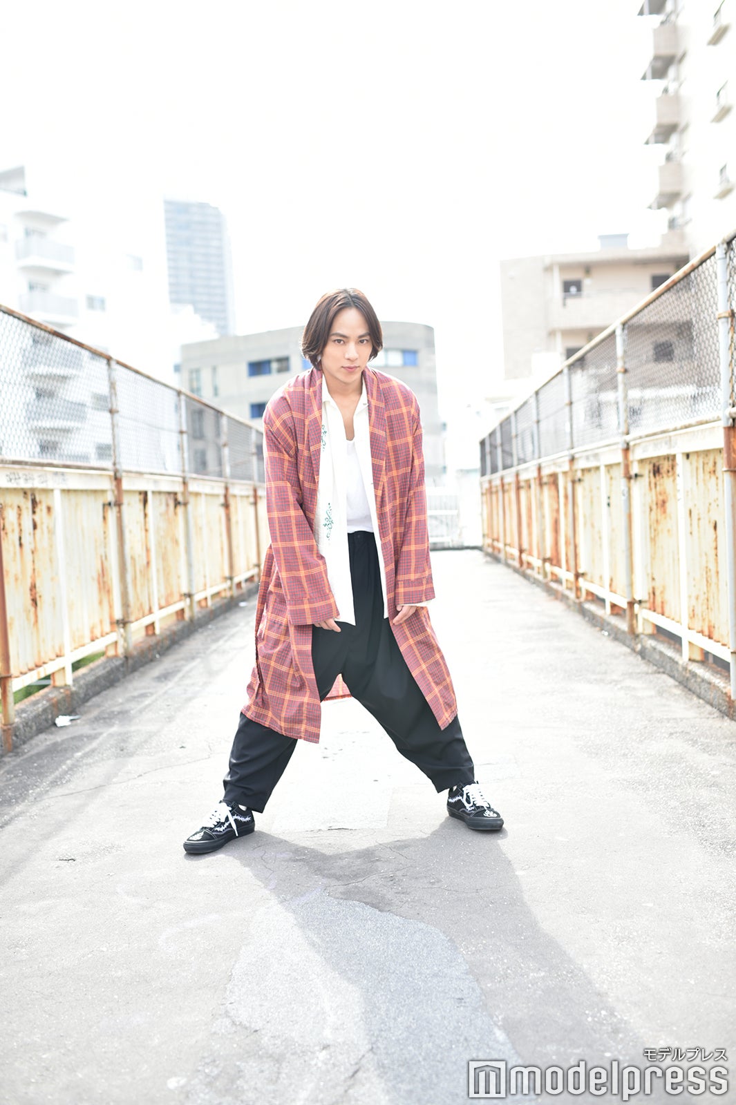 撮影中に見かけた犬が「可愛い」と見とれていた永田崇人（C）モデルプレス