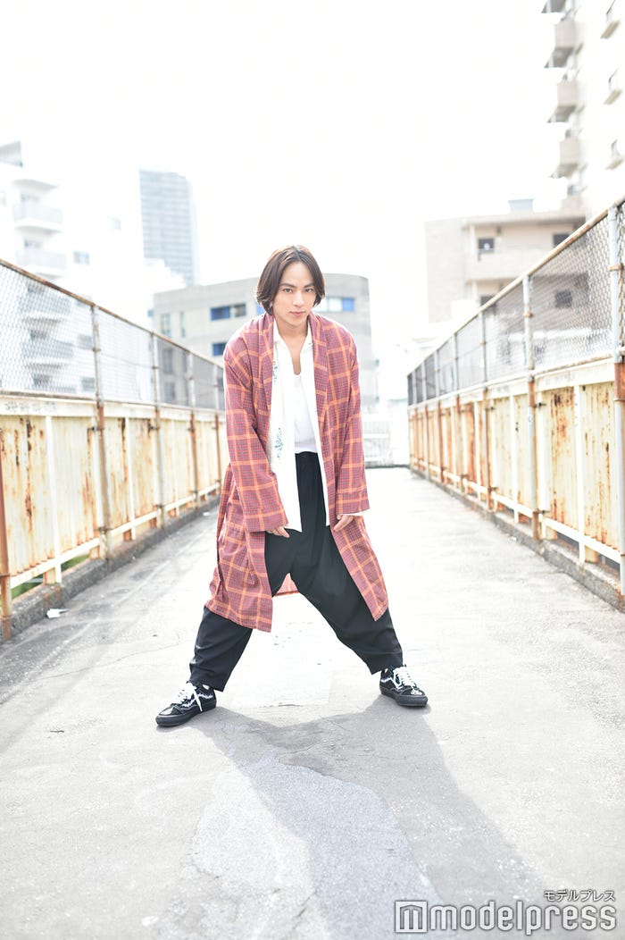 撮影中に見かけた犬が「可愛い」と見とれていた永田崇人(C)モデルプレス
