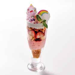 チアベアのチアフルストロベリーパフェ¥1,190(C)2018 Those Characters From Cleveland, Inc.