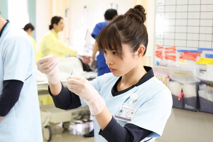石原さとみ/「アンサング・シンデレラ 病院薬剤師の処方箋」第1話より(C)フジテレビ