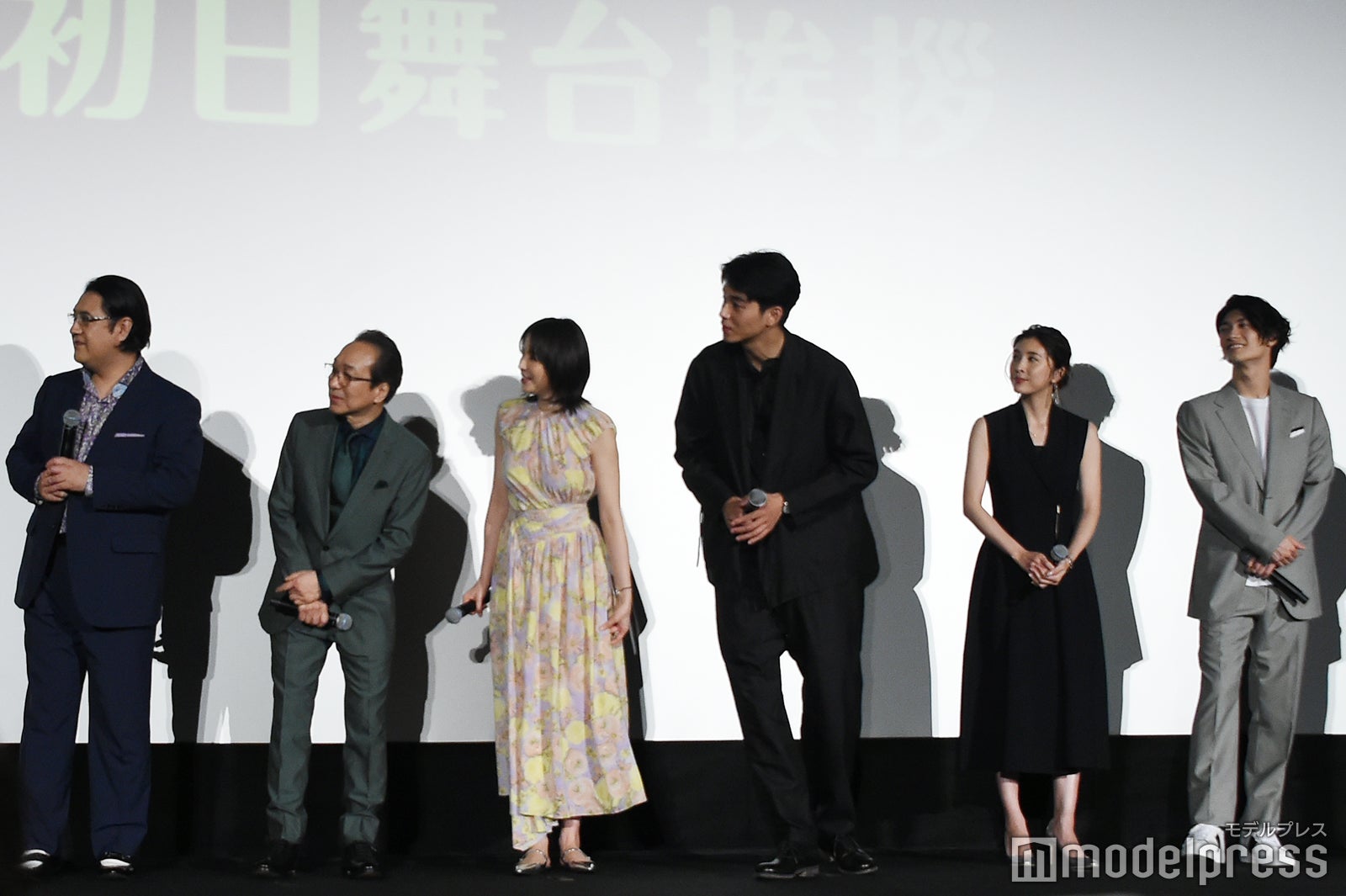 “野鳥の会の人”に興味津々なキャスト陣 （C）モデルプレス