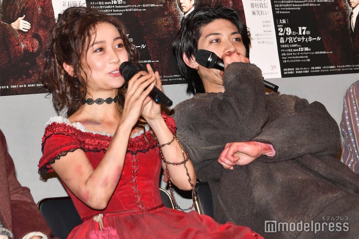 大島優子に稽古中のエピソードを暴露されて照れる三浦春馬 (C)モデルプレス