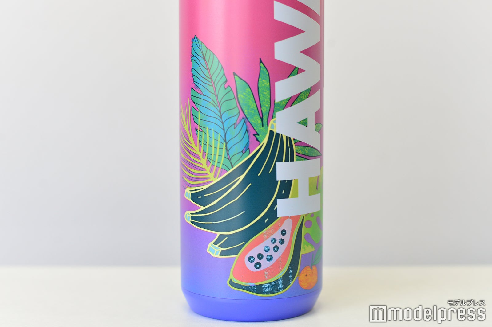 フルーツや植物のボタニカルなデザインが南国らしい（C）モデルプレス