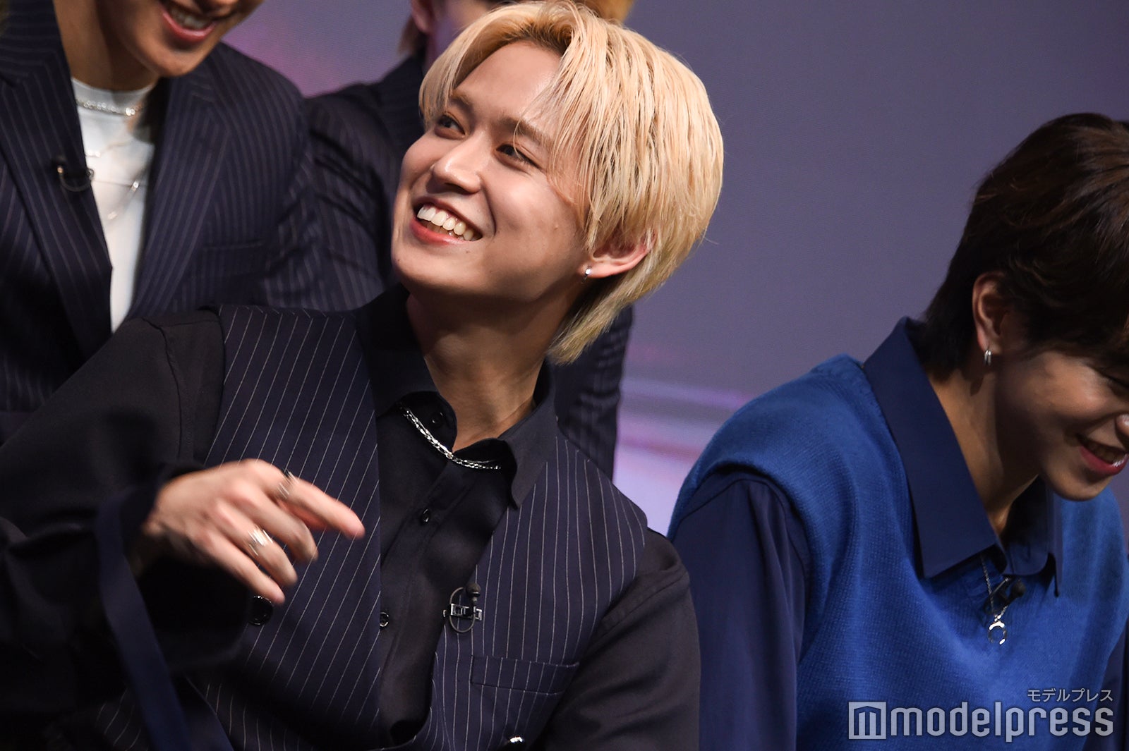 佐藤景瑚にカスカスダンスをイジられて照れる白岩瑠姫 （C）モデルプレス