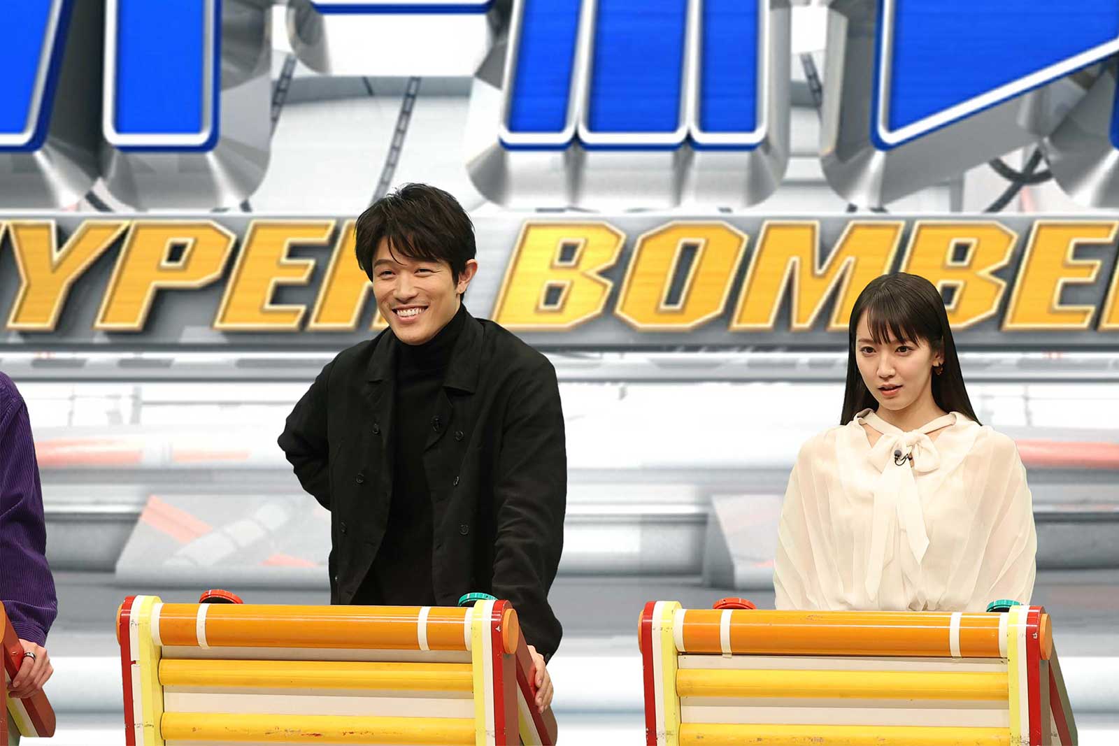 （左から）鈴木亮平、吉岡里帆 （C）フジテレビ