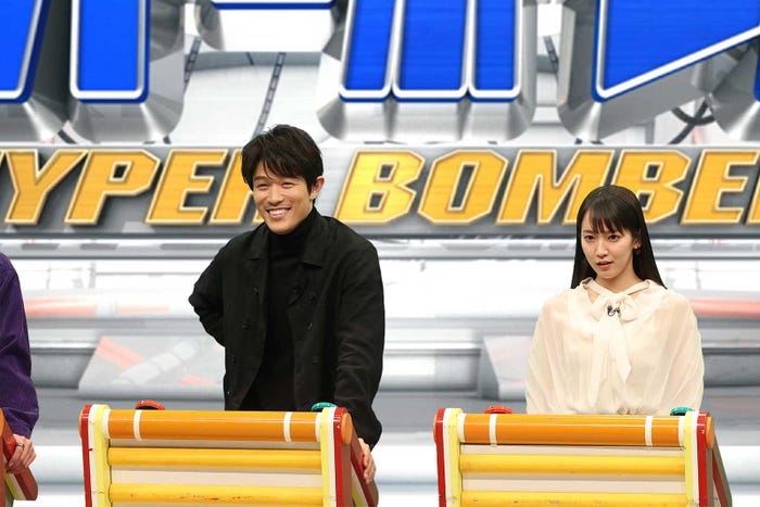 (左から)鈴木亮平、吉岡里帆 (C)フジテレビ