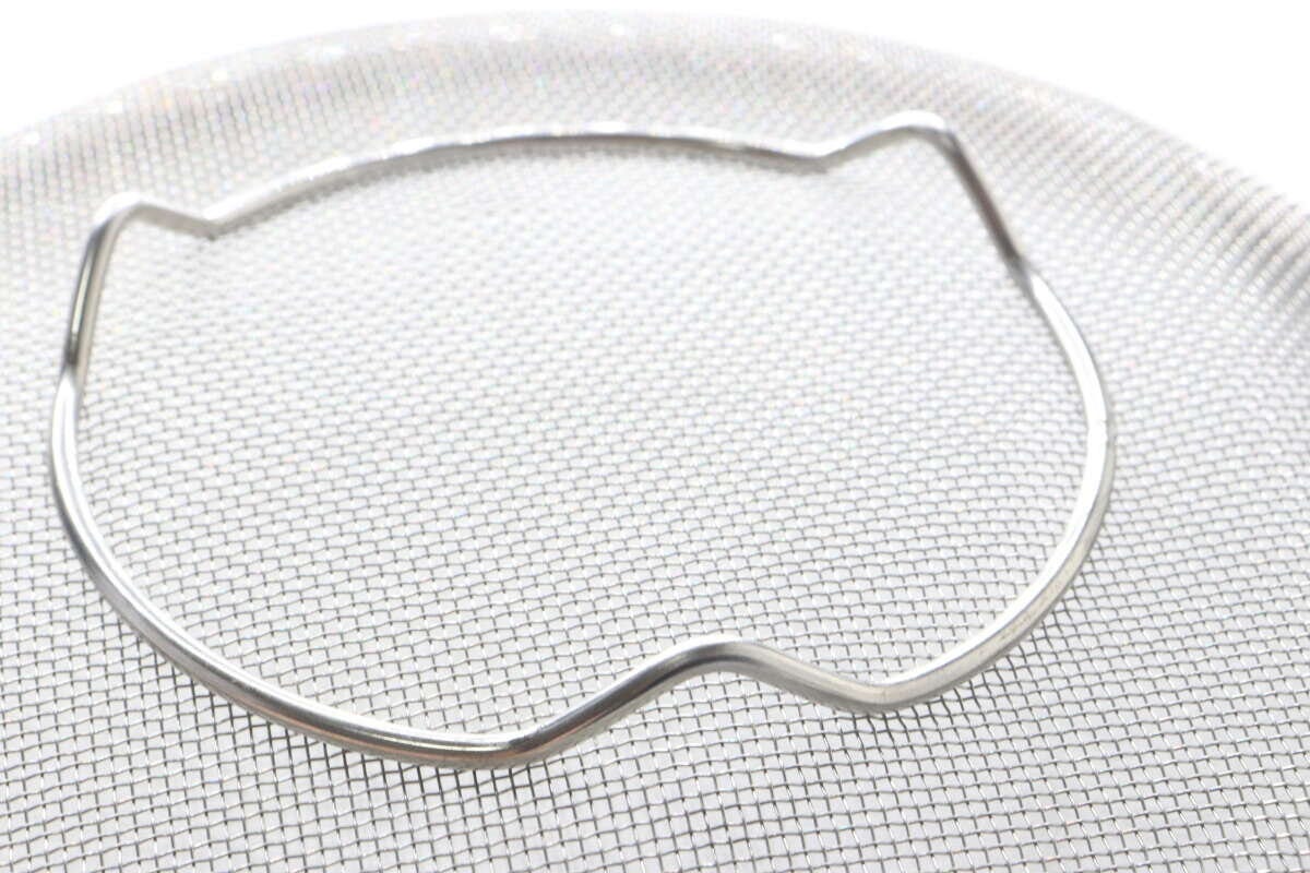 ステンレス製の浅型ザルに猫の形のワイヤーが置かれている