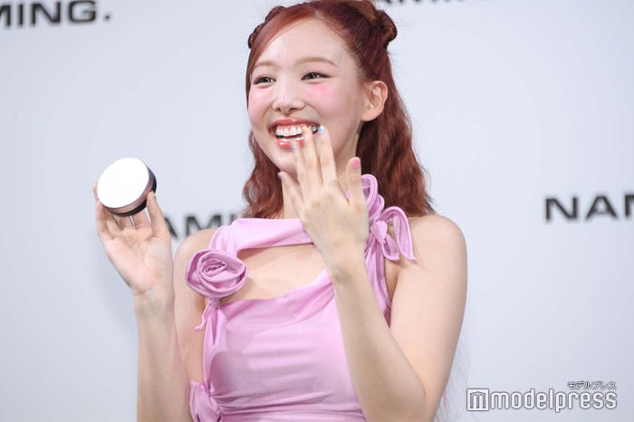 照れで熱くなった顔を仰ぐナヨン(C)モデルプレス