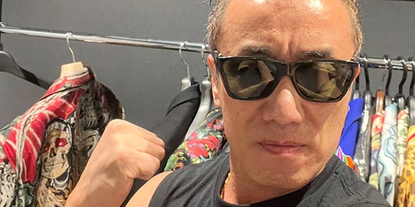 長渕剛、孫と戯れる顔出し家族写真に反響「世界一ロックなグランパ