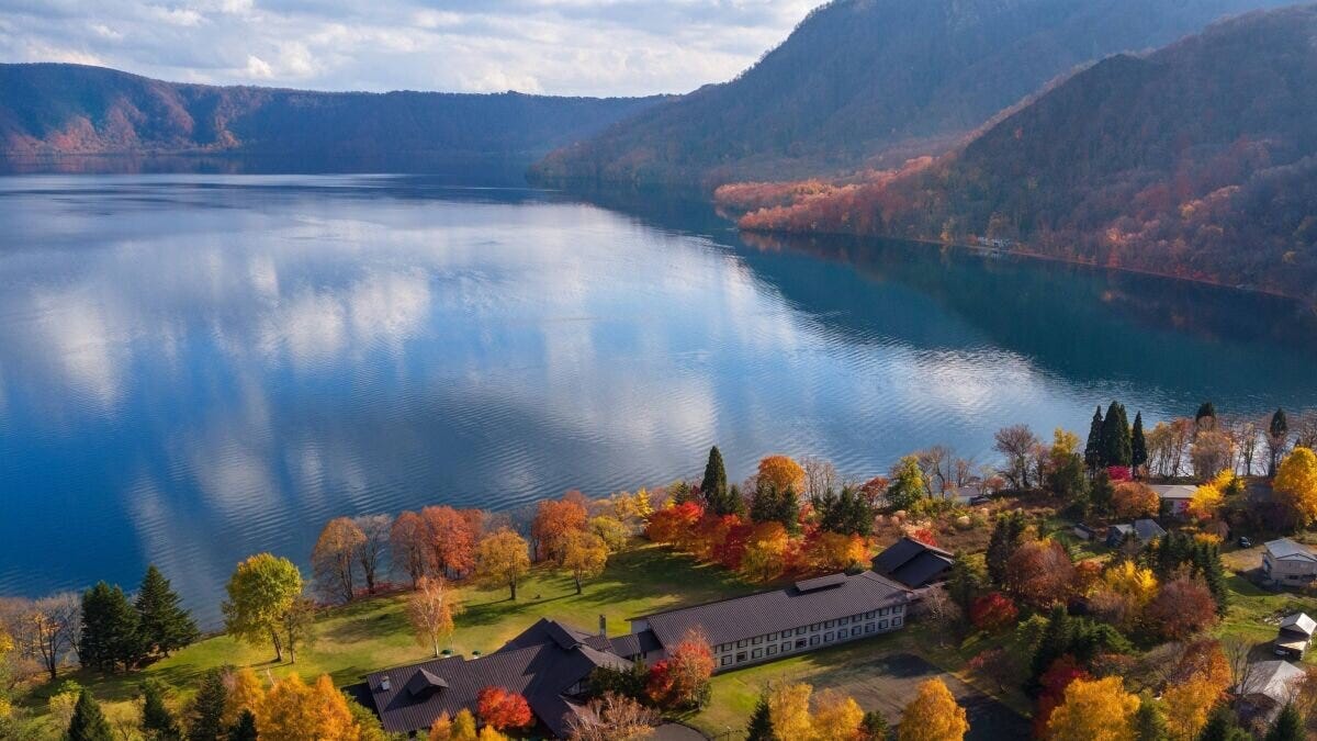 紅葉に囲まれた十和田湖畔に建つ十和田プリンスホテルの全景