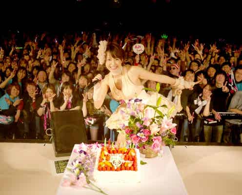 鈴木亜美、超ミニスカートに4年ぶりのショートヘアで原点回帰ライブ